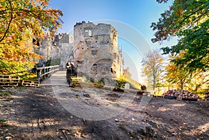 Slovensko - zrúcanina hradu Uhrovec pri krásnej jesennej západnej krajine