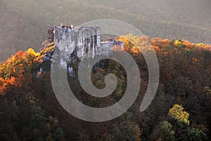 Slovensko - zrúcanina hradu Uhrovec v peknom jesennom západe slnka