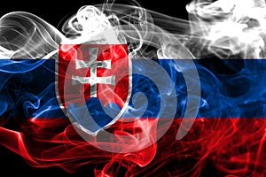 Slovensko kouřová vlajka na černém pozadí