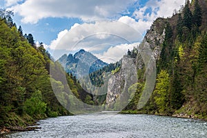 Slovensko vrcholky Tatier v hmlistom počasí