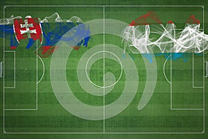 Slovensko vs luxembursko futbalový zápas, národné farby, národné vlajky, futbalové ihrisko, futbalový zápas, kopírovať priestor