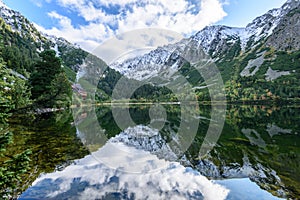 Slovenské karpatské horské jezero na podzim. popradské pleso