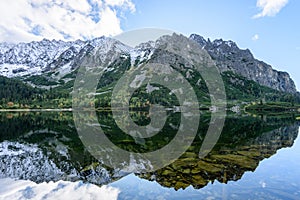 Slovenské karpatské horské jezero na podzim. popradské pleso