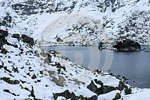 Slovenské karpatské horské jezero na podzim. zabie pleso