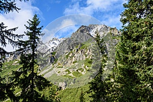 Slovenské Karpaty na podzim se zelenými lesy