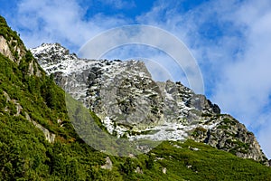 Slovenské Karpaty na jeseň. zelené kopce s vrcholmi