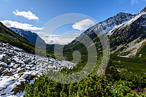 Slovenské Karpaty na jeseň. zelené kopce s vrcholmi