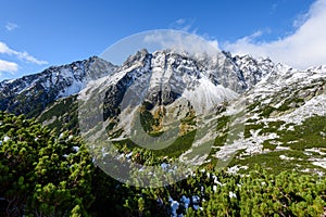 Slovenské Karpaty na jeseň. zelené kopce s vrcholmi