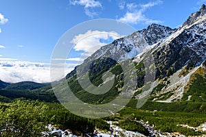 Slovenské Karpaty na podzim. zelené kopce s vrcholky