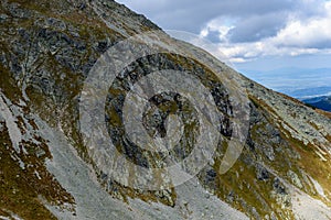Slovenské Karpaty na jeseň. skalné textúry na stenách