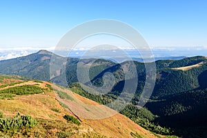 Slovenské Karpaty na jeseň. slnečné vrcholky kopcov v súčte