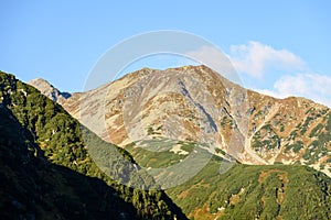 Slovenské Karpaty na jeseň. slnečné vrcholky kopcov v súčte