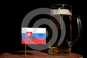 Slovenská vlajka s korbelem piva na černém