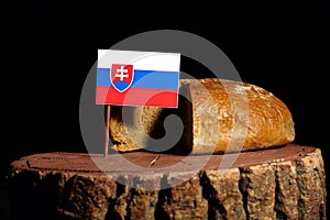 Slovenská vlajka na pařezu s chlebem