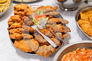 Slovenské jedlo bravčové mäso na bufetovom stole.