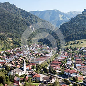 Slovenská obec Terchová v údolí medzi Fatrami. Kopce a skaly, modrá obloha.