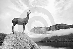 Estatua de legendario gamuza sobre el costa de Eslovenia 