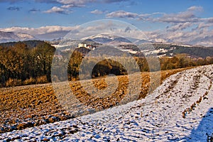Hrad Slovenská Lupca pod Nízkymi Tatrami v zime