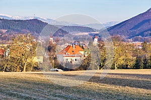 Obec Slovenská Ľupča s dvoma kostolmi, Nízke Tatry na obzore
