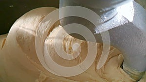 Slow motion dough for cakes and leavened in a planetary mixer