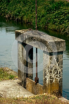 Sluice gate
