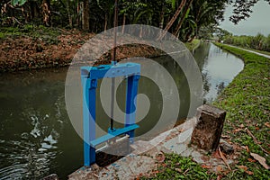 Sluice gate to regulate irrigation water discharge