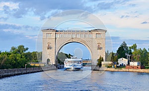 Compuerta puertas sobre el un rio cruz un barco 