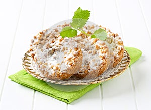 Small apple crumble cakes