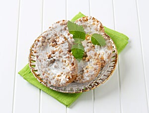 Small apple crumble cakes