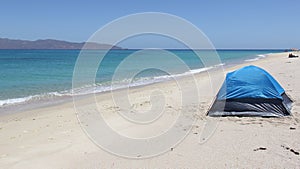 Pequeno cámping una carpa sobre el arenoso Playa,, México 