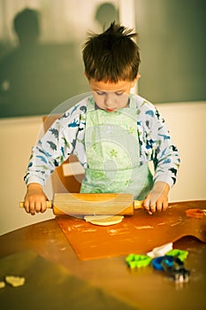 Pequeno chico horneando galletas 