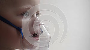 A small boy child, when coughing, infectious bronchitis of the disease breathes into the inhaler in order to recover for prevent