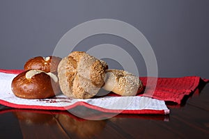 Small breads over a red and white cloths