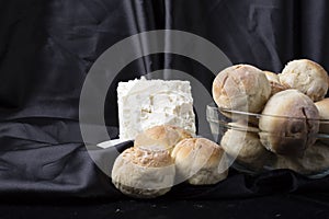 Small breadsand cheese