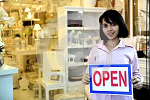 Malé obchod majitel žena držení otevřít 