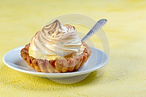 Small cheesecake with meringue