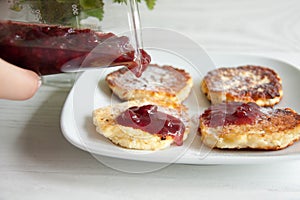 Small cheesecakes with raspberry jam