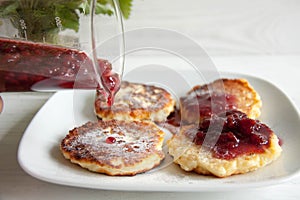 Small cheesecakes with raspberry jam