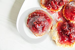 Small cheesecakes with raspberry jam