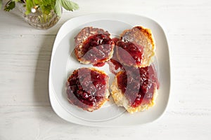 Small cheesecakes with raspberry jam