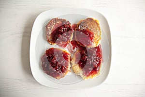 Small cheesecakes with raspberry jam