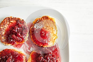 Small cheesecakes with raspberry jam