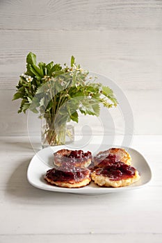Small cheesecakes with raspberry jam