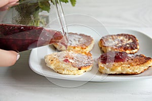 Small cheesecakes with raspberry jam