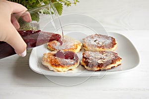 Small cheesecakes with raspberry jam