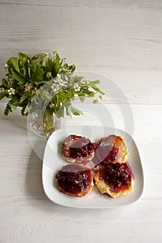 Small cheesecakes with raspberry jam