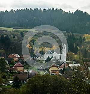 Malý kresťanský kostol na európskom vidieku