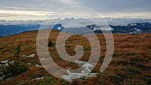 Malé oblaky prevaľujúce sa cez horský hrebeň, Nízke Tatry, Slovensko