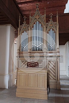 Malý kompaktný gotický kostolný organ s tromi píšťalovými časťami inštalovaný v prestavanom kostole