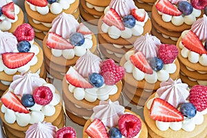 Small cookie cakes with berries